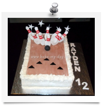 Ten pin bowling cake